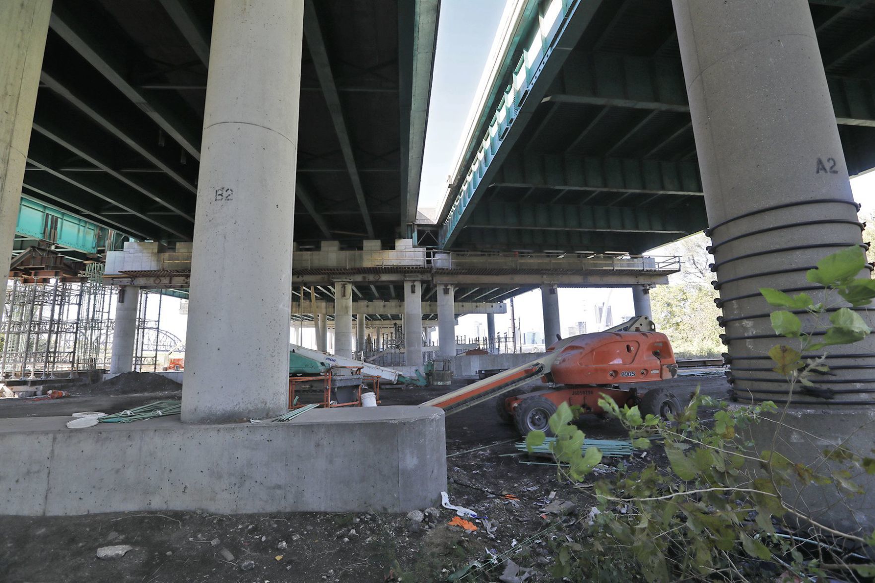 Officer dies after falling from Poplar Street Bridge